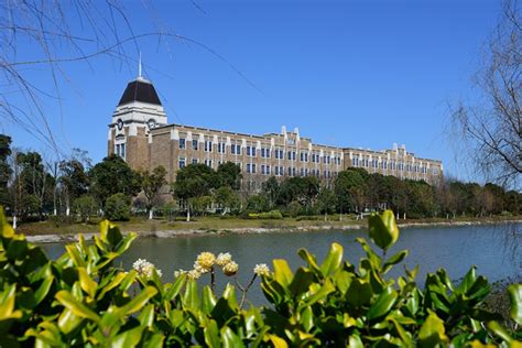 上海外国语大学贤达经济人文学院 和上海建桥学院还有上海杉达学院 哪个比较好