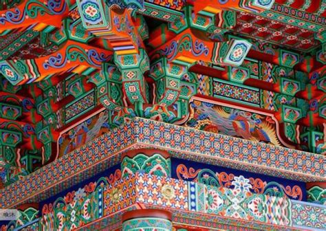 中国古代建筑经过长期积累，创造了丰富多彩的艺术形象，其主要特点表现在哪