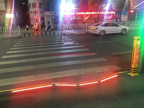 临沂海关路上与火车站交汇的红绿灯，电子眼拍流量吗，... - 懂得