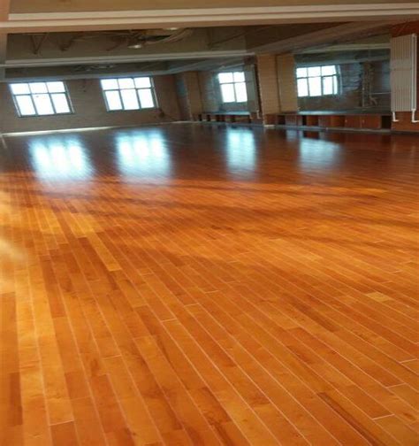 学校的舞蹈房里，铺设了1000快长10分米，宽2分米，厚0.2分米的木地板，这个舞蹈房的面积有多大？
