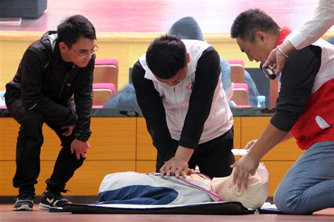 对人员进行紧急救护时不能进行人工呼吸