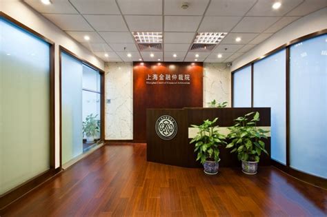想找比较擅长上海国际仲裁案件的律师，找谁比较合适？