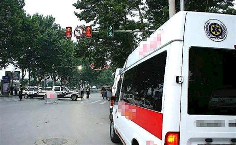 救护车闯红灯被撞