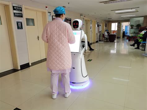 机器人已经运用到各种领域，为何它取代不了医生？