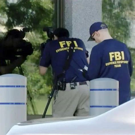 美国一男子持枪闯FBI大楼图片