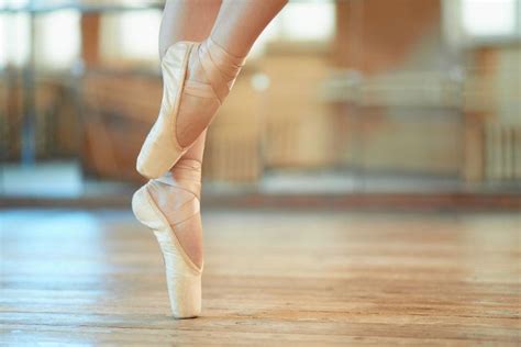 芭蕾舞怎么不扶东西把脚踮起来走路?