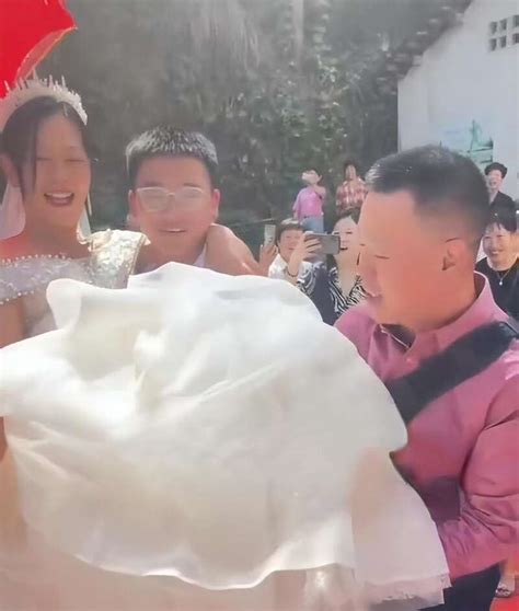 14岁儿子抱38岁新娘妈妈出嫁