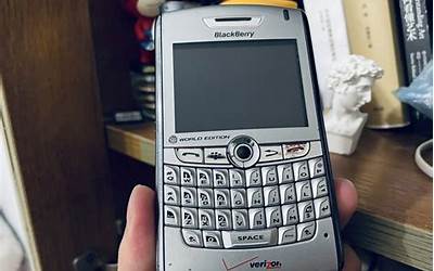 2008年黑莓手机（黑莓的第一部可以触控屏幕的手机是哪一款）