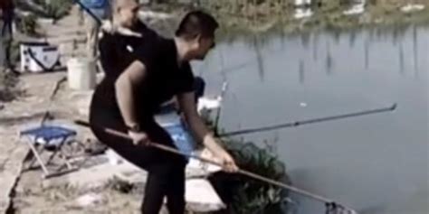21岁网红鱼塘边钓鱼时触电身亡