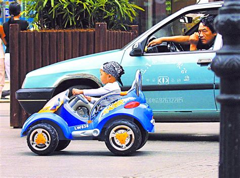 5岁男孩开电动玩具车上高速