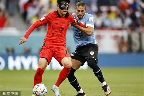 6位球员戴面具踢世界杯赛场照