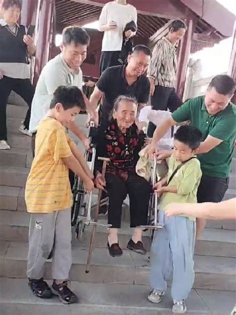 7个孙子重孙合力抬96岁老人旅游