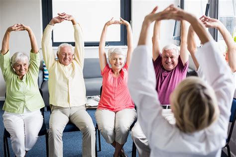 Middle-aged and elderly people aerobics图片