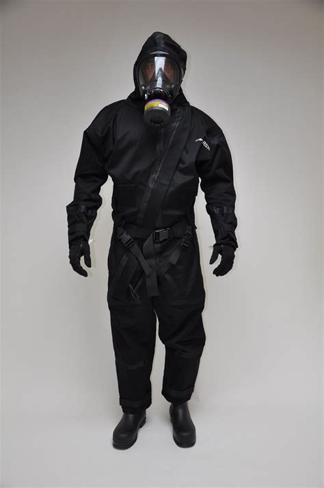 Radiation protection suits have been worn图片