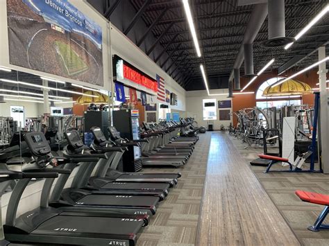 Sports fitness equipment storefront图片