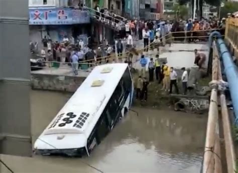 上海公交坠河:司机被救出车上无乘客