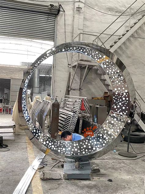 不锈钢异型圆环雕塑定制