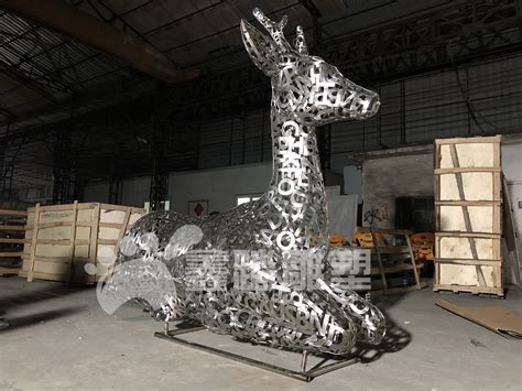 不锈钢镂空狐狸雕塑