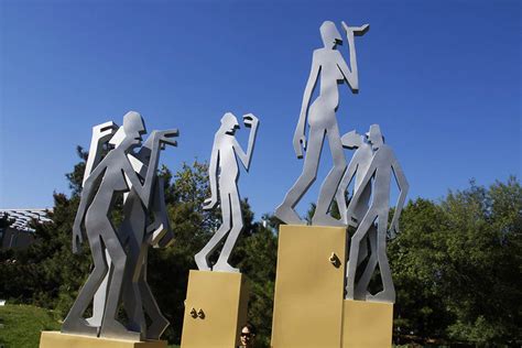 两个移动不锈钢人是什么雕塑
