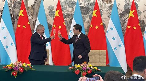 中国和洪都拉斯建立外交关系