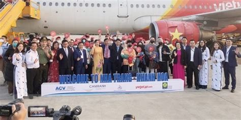中国游客抵达越南收到鲜花和红包