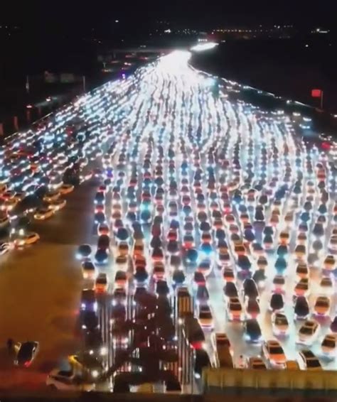 中国第一大收费站堵成停车场