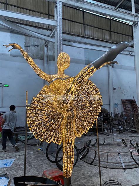 亚洲第一不锈钢镂空雕塑潮
