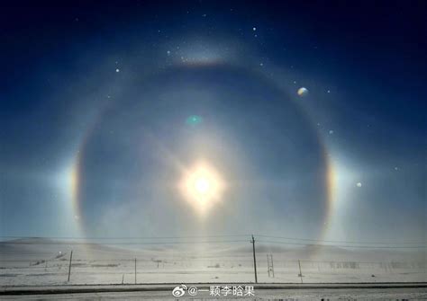 内蒙古出现有彩虹光环的巨大日晕