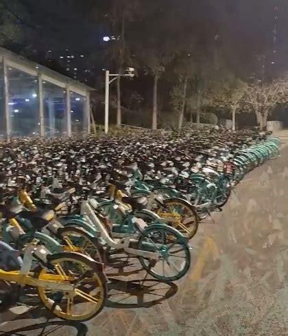 南京一地铁口被大量共享单车堵死