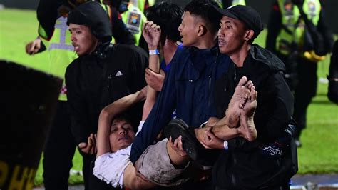 印尼严重球迷冲突致129死180伤