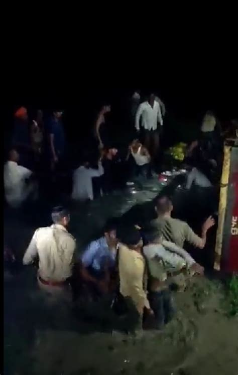 印度一拖拉机坠入池塘致27死