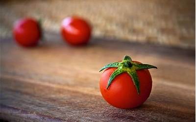 印度西红柿卖出天价！上演真人版“偷菜”：有人雇保镖看店