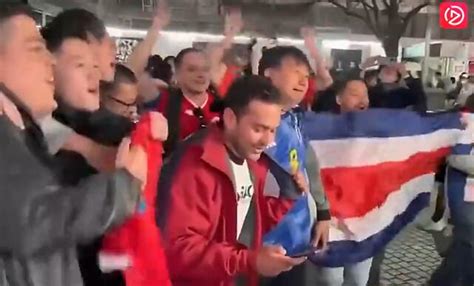 哥斯达黎加球迷围着哭泣的日本球迷庆祝