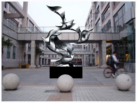 嘉兴步行街玻璃钢雕塑设计