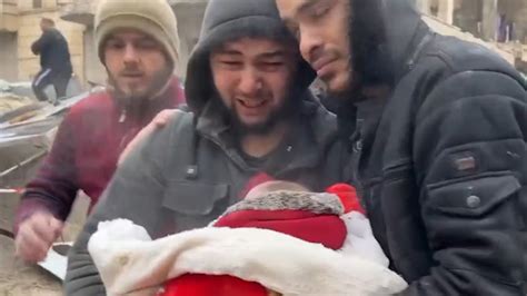土耳其一男子怀抱死去婴儿痛哭