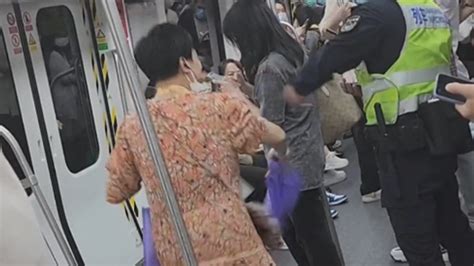 地铁回应女子唱跳骚扰乘客