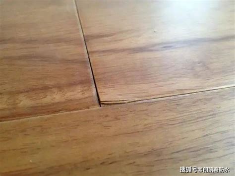 复合木地板翘起来了怎么修复(瓷砖地板翘起来了怎么修复)