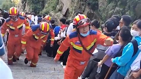 多名游客爬泰山被消防抬下山