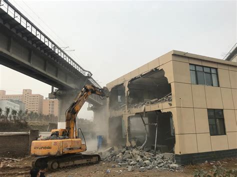 天津市依法拆除铁路沿线违法建筑