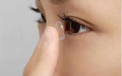 女子戴隐形30年双眼角膜长满血管：每天佩戴时长超12小时-图1