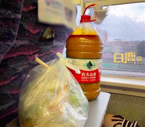 女游客用5L水桶带螺蛳粉汤回广东