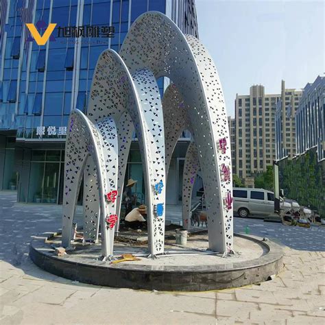 新郑镂空不锈钢校园玻璃钢雕塑