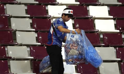 日本企业家怒斥日本球迷看台捡垃圾