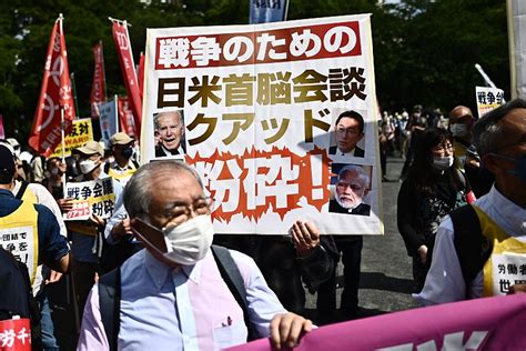 日本民众举行反战示威游行
