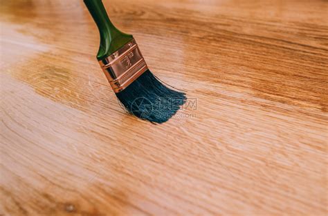 木地板可以用清漆刷吗(木地板可以用清漆刷吗有甲醛吗)