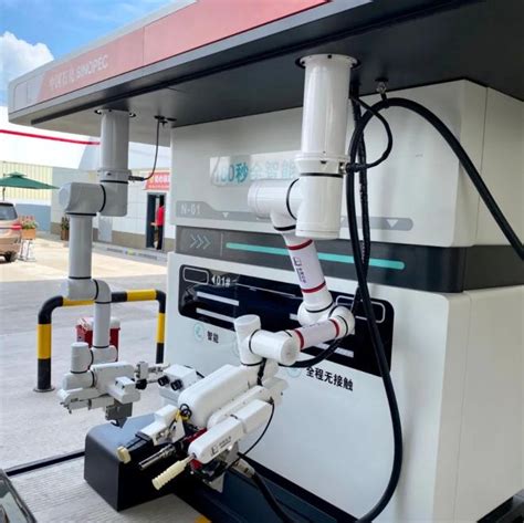 杭州加油站已进化到机器人加油