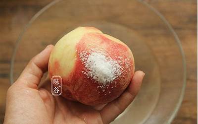 桃子只用清水洗，那就等于白洗，上面的细菌灰尘以及虫卵洗不干净