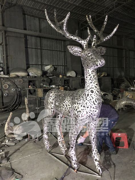 江苏不锈钢镂空鹿雕塑设计