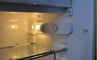 海尔冰箱漏电是什么原因怎么处理（海尔冰箱漏电的原因和维修方法）