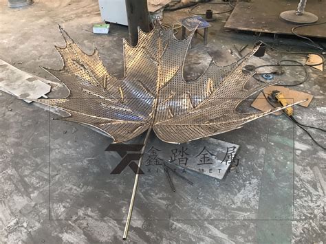 玻璃钢人物不锈钢树叶雕塑制作